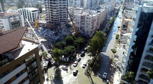 Deniz seviyesinin yükseldiği İskenderun'da caddeler göle döndü, işyerleri boşaltıldı, araçlar mahsur