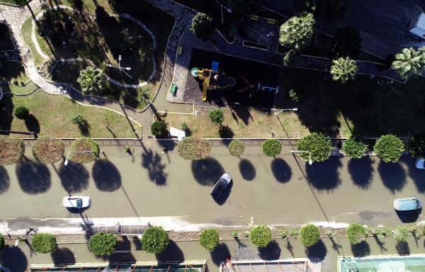 Deniz seviyesinin yükseldiği İskenderun'da caddeler göle döndü, işyerleri boşaltıldı, araçlar mahsur