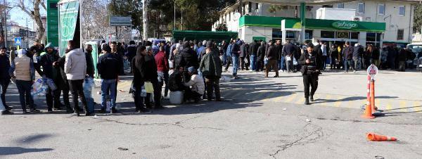 Depremzedelerin akaryakıt kuyruğu