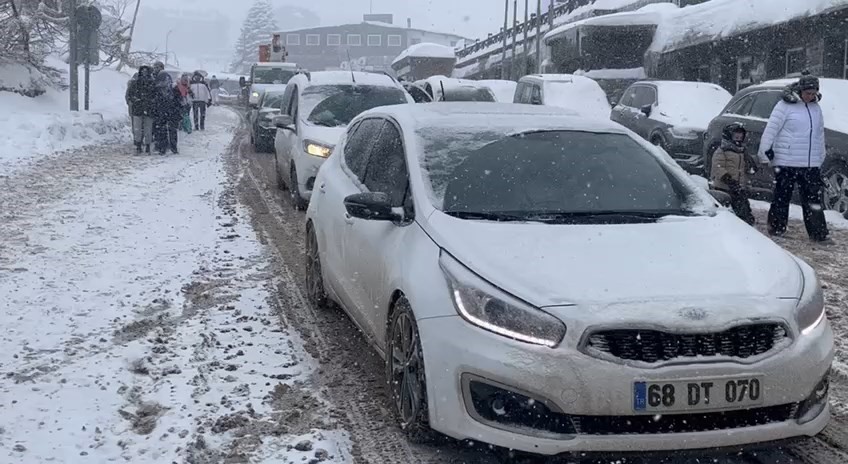 Uludağ’a akın eden tatilciler, trafikte uzun kuyruklar oluşturdu