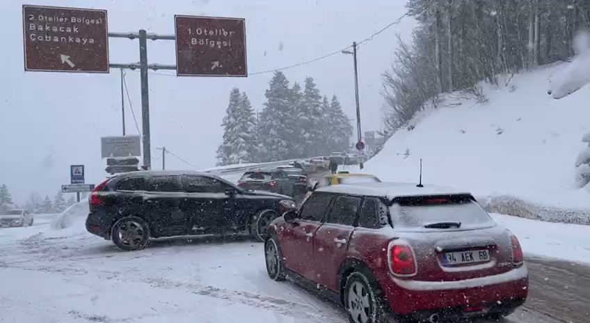 Uludağ’a akın eden tatilciler, trafikte uzun kuyruklar oluşturdu