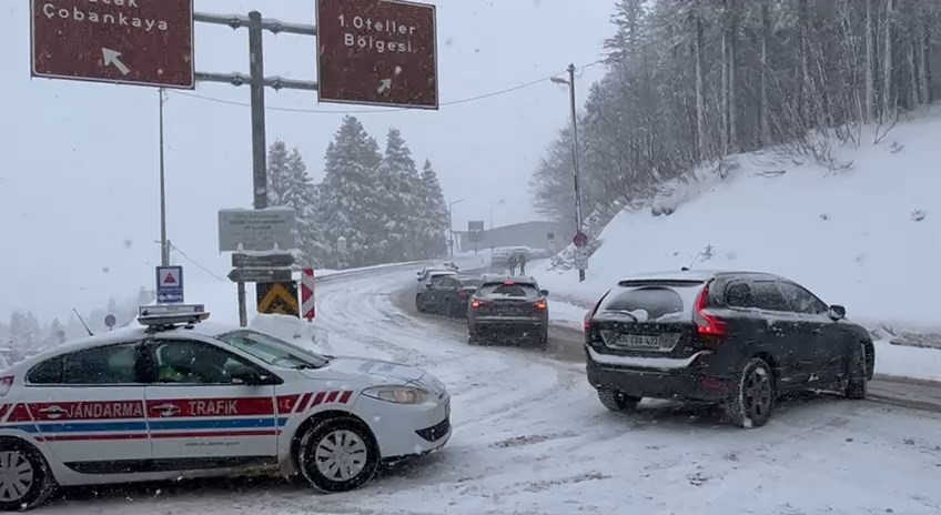 Uludağ’a akın eden tatilciler, trafikte uzun kuyruklar oluşturdu