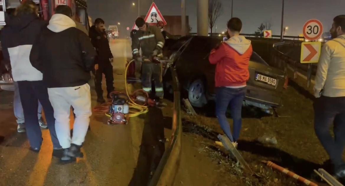 Bursa’da kontrolden çıkan otomobil bariyerlere saplandı: 5 yaralı