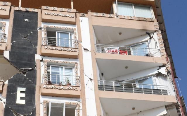 Hatay'da ağır hasarlı binalardan geriye 'kiralık' ya da 'satılık' yazıları kaldı