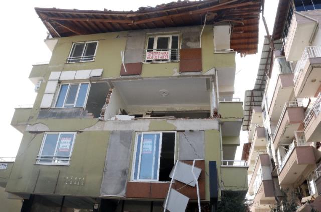 Hatay'da ağır hasarlı binalardan geriye 'kiralık' ya da 'satılık' yazıları kaldı