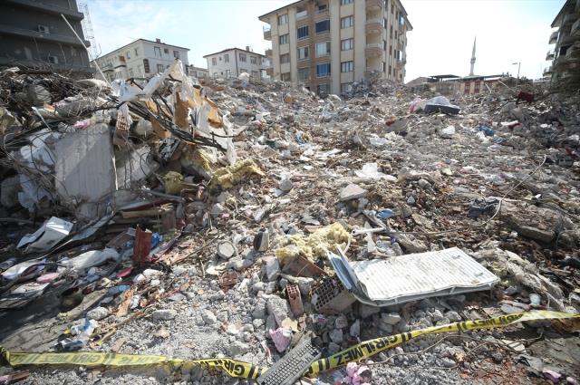 Bunun adı mucize! Köşker ailesi enkaz altında kalmaktan takma diş sayesinde kurtuldu