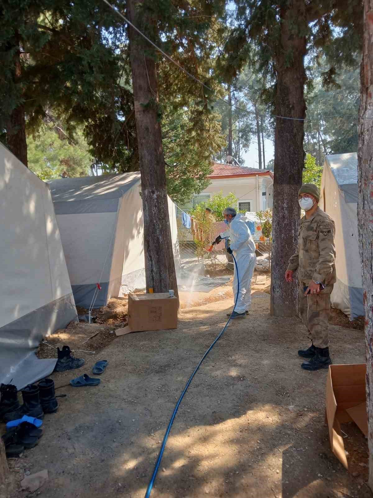 Deprem bölgesi hastalık ve haşere oluşumuna karşı ilaçlanıyor