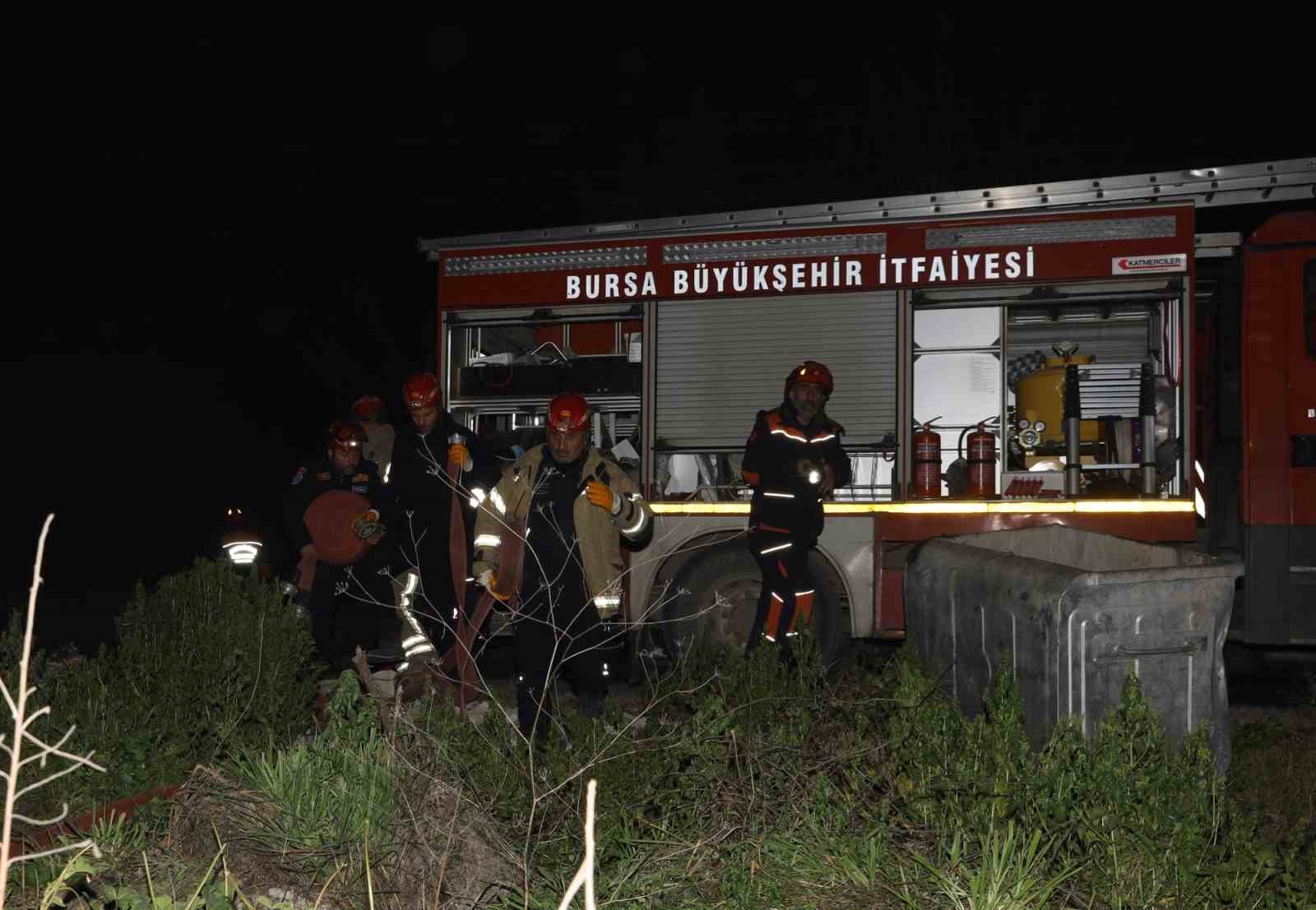 Enkazda çıkan yangını Bursa itfaiyesi söndürdü