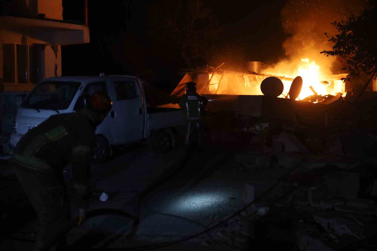 Enkazda çıkan yangını Bursa itfaiyesi söndürdü