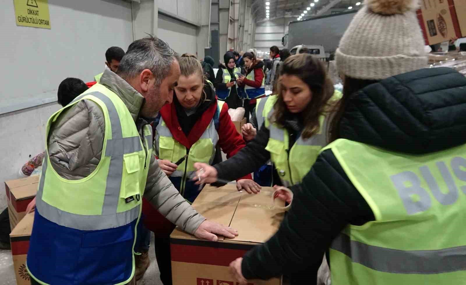 Tek koluyla depremzedelere yardım ediyor