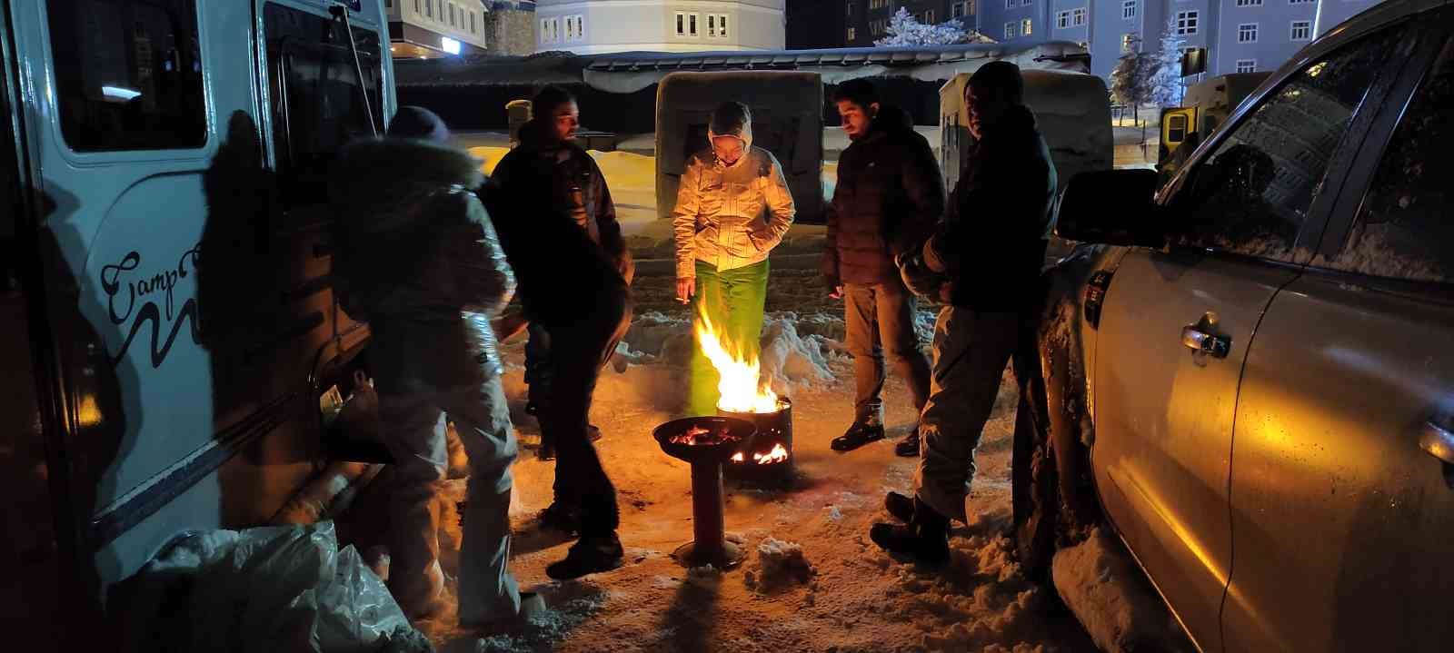 Uludağ’da gündüz kayak gece ateş başında sohbet keyfi