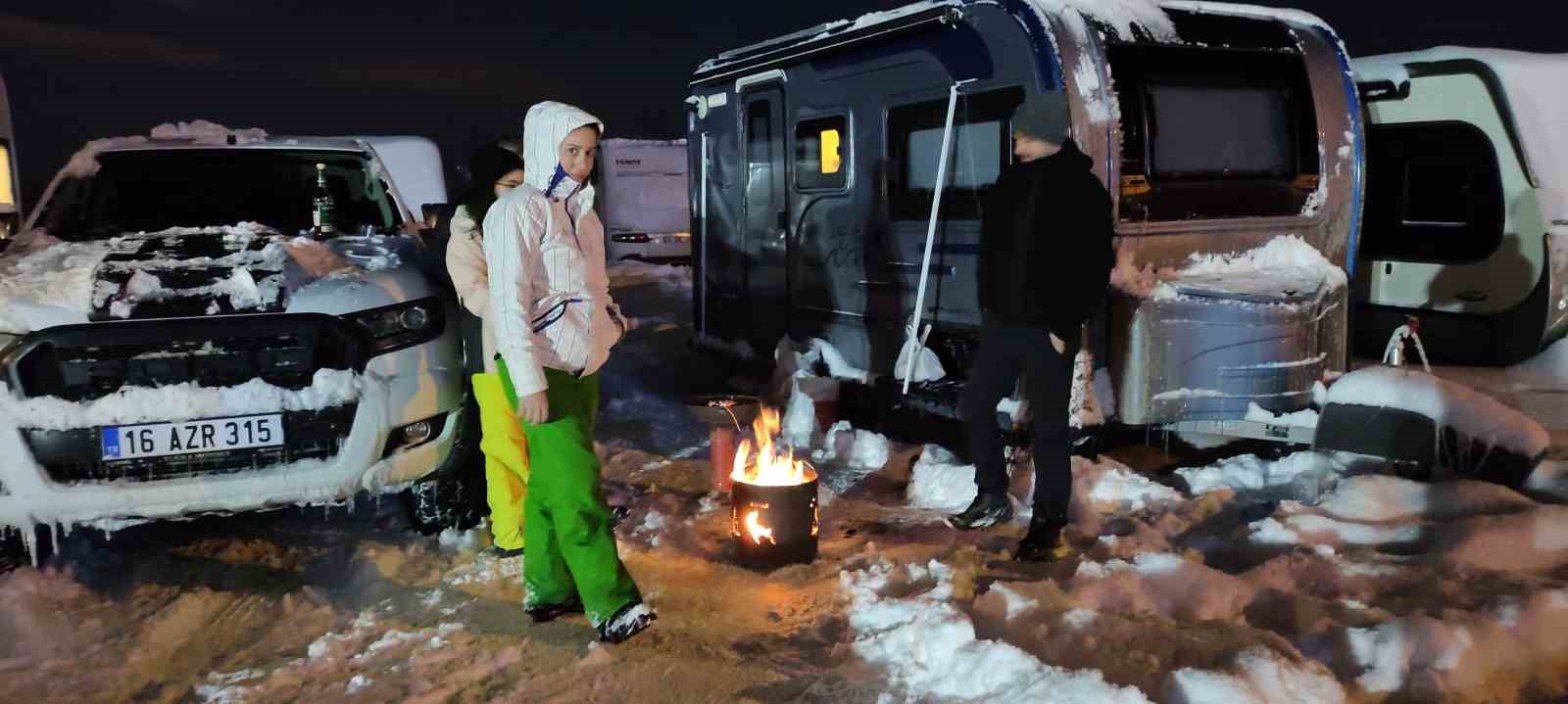 Uludağ’da gündüz kayak gece ateş başında sohbet keyfi