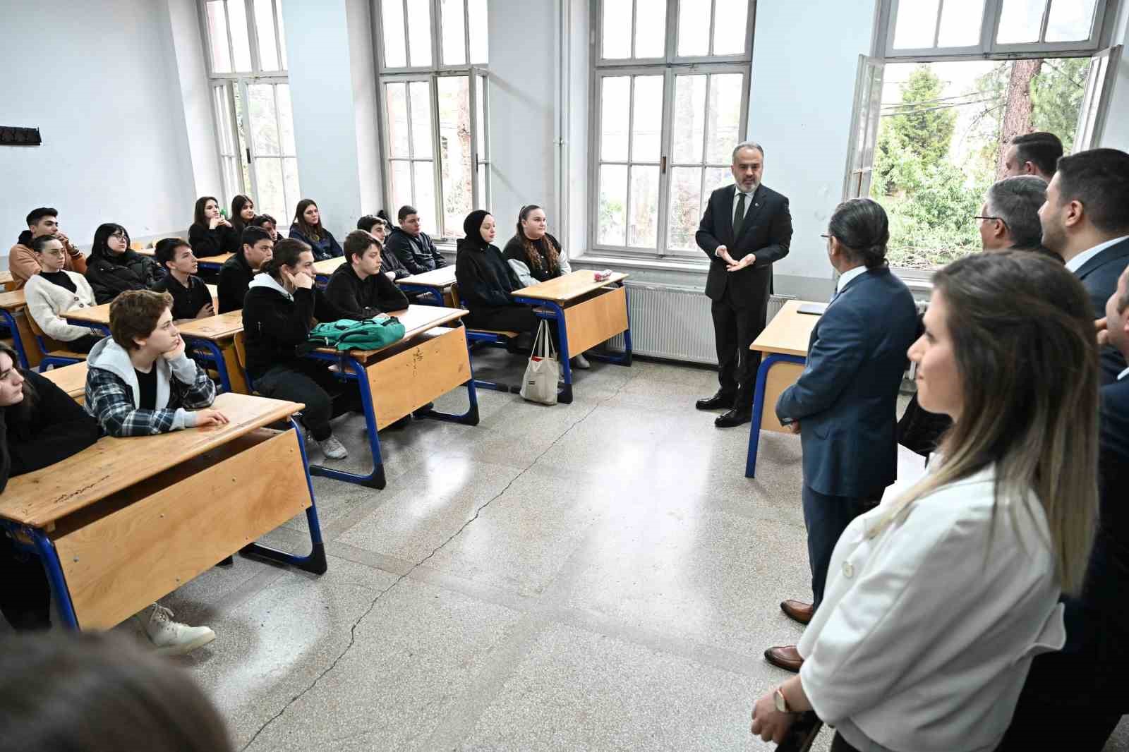 Liseli gençlerden depremzedeler için uyku tulumu