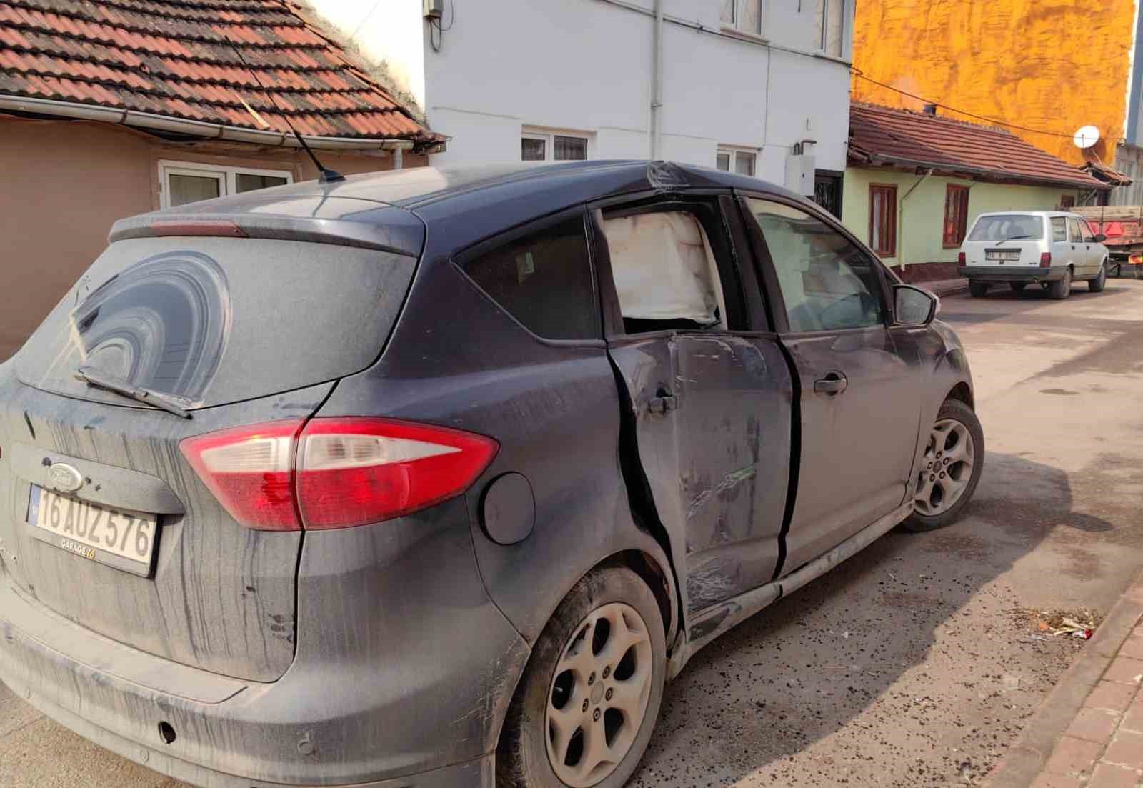 Bursa’da otomobillerin kazası kamerada; 3 yaralı