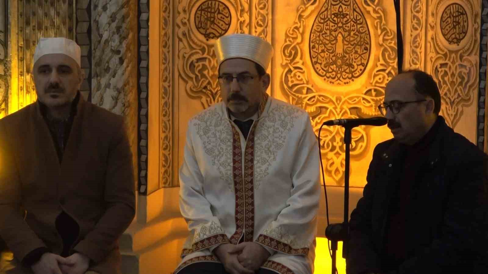 Tarihi Muradiye Camii’nde depremzedeler için mevlit okundu