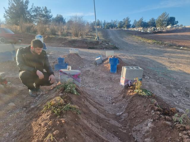 Kimine oyuncak koydular, kimine gelinlik! Depremde hayatını kaybedenlerin mezarları yürek dağladı