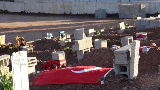 Kimine oyuncak koydular, kimine gelinlik! Depremde hayatını kaybedenlerin mezarları yürek dağladı