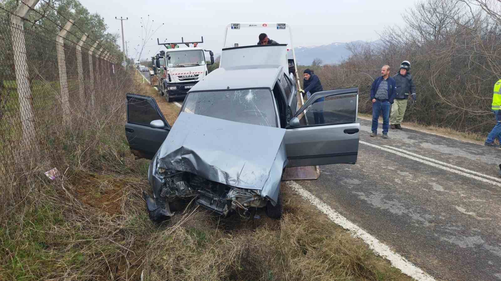 Otomobil elektrik direğine çarptı