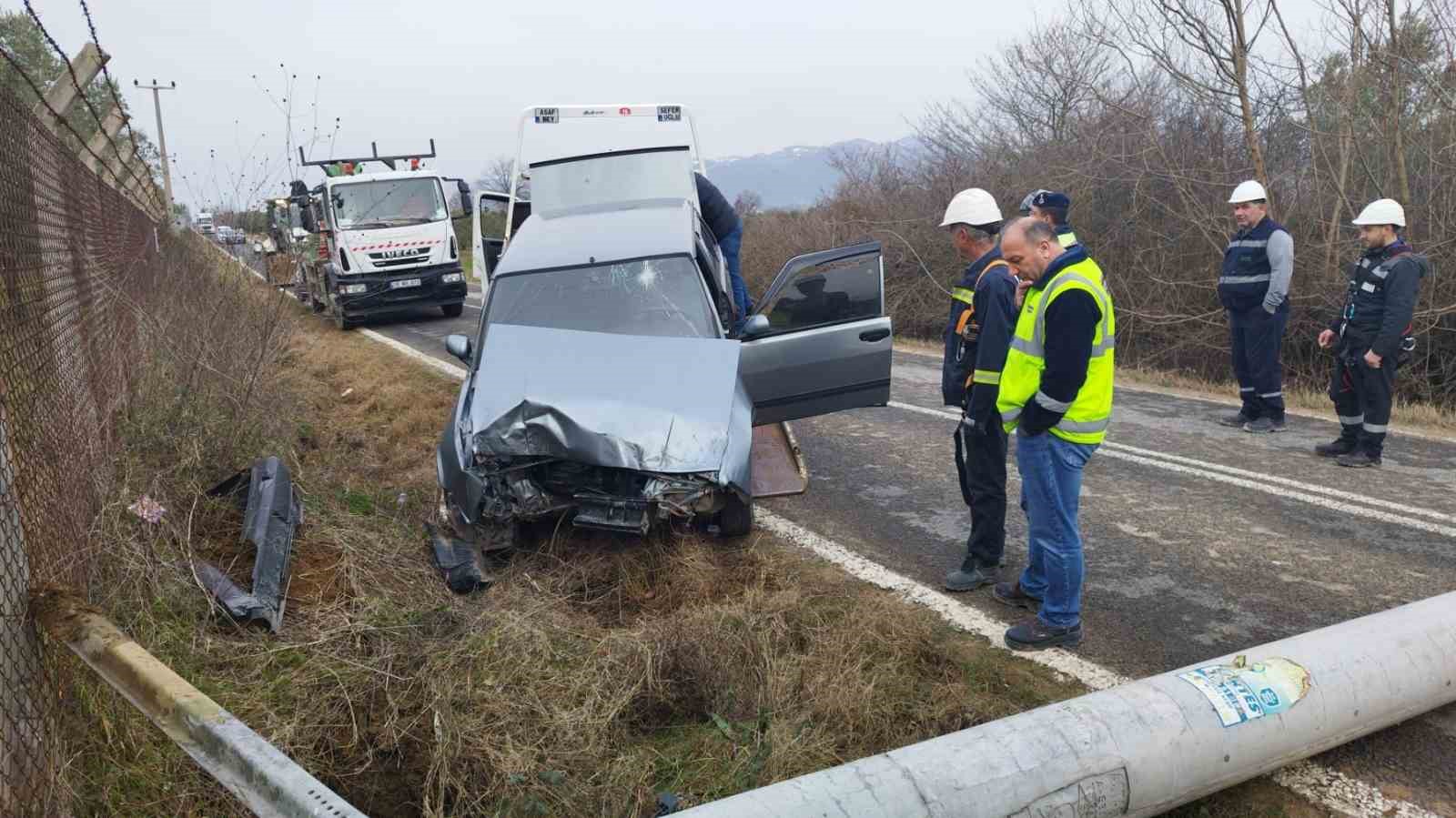 Otomobil elektrik direğine çarptı