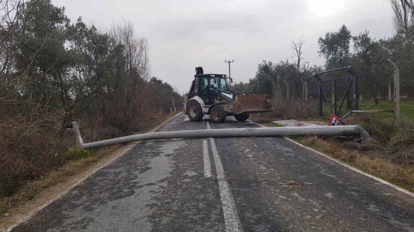 Otomobil elektrik direğine çarptı