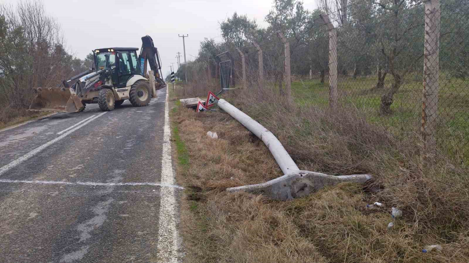 Otomobil elektrik direğine çarptı