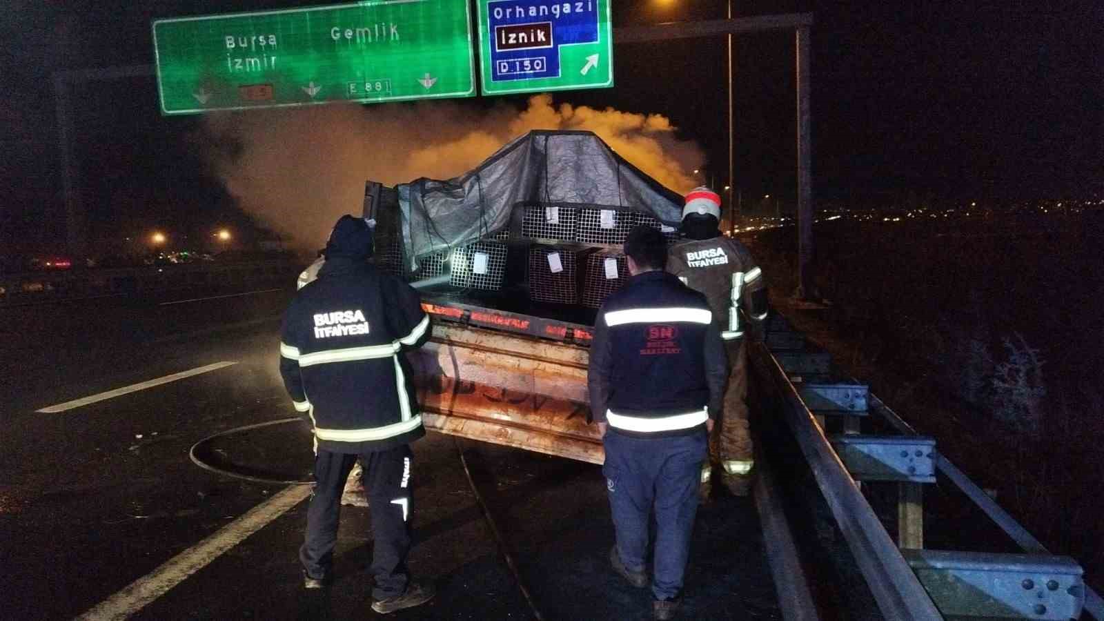 Seyir halindeki tırın dorsesi alev alev yandı