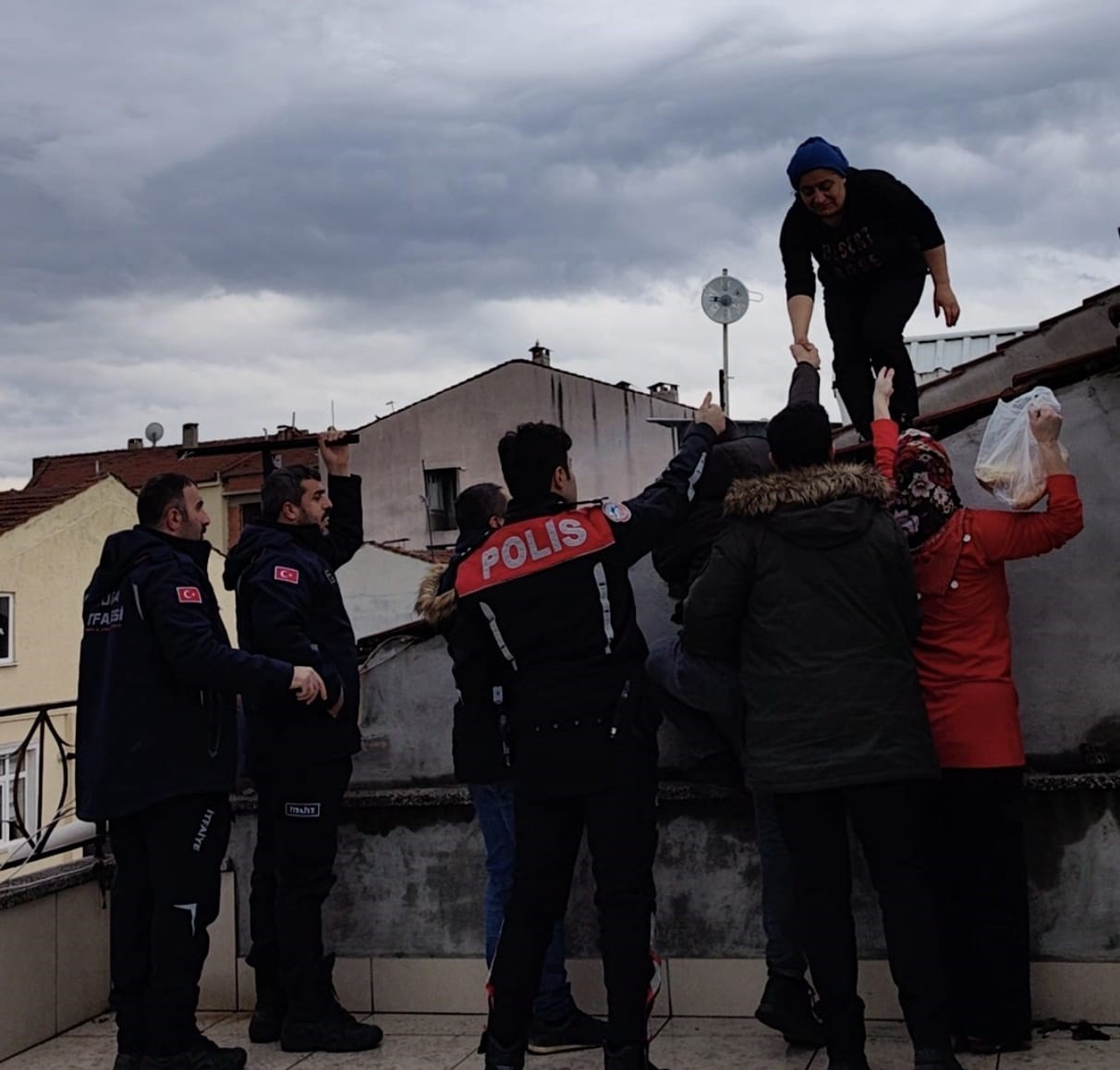 Evi için tahliye kararı verilince, çatıya çıktı