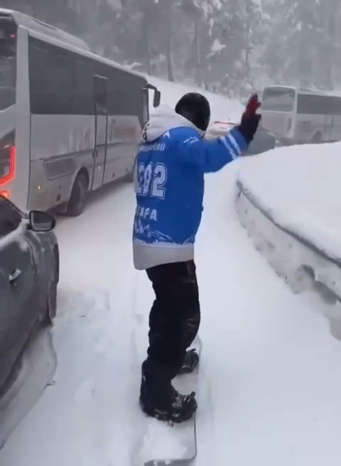 Uludağ yolunda tipi sonrası yol kapandı, sürücüler zor anlar yaşadı