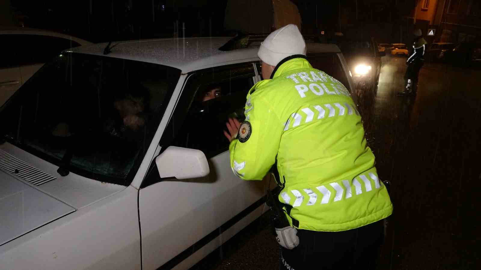 Uludağ yolunda tipi sonrası yol kapandı, sürücüler zor anlar yaşadı