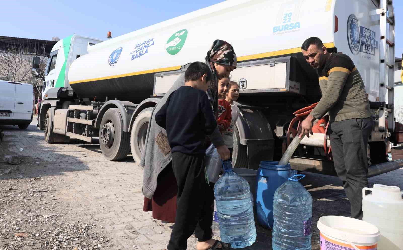 Su tankerleri depremzedeler için sahada