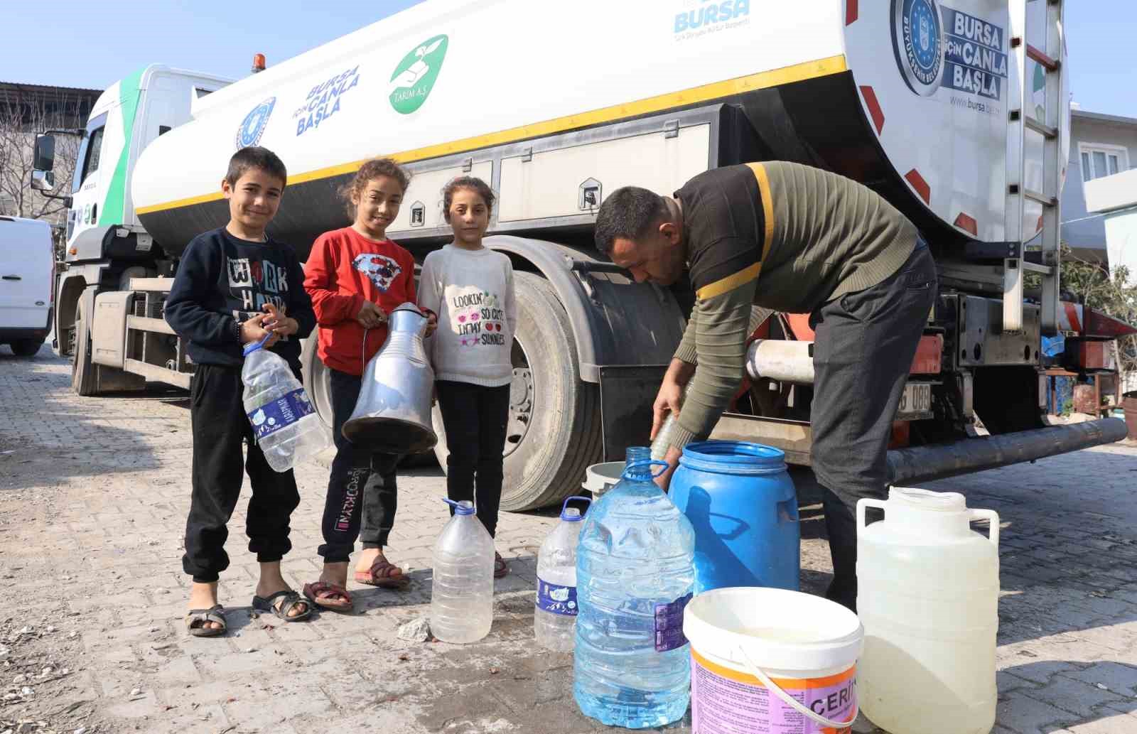 Su tankerleri depremzedeler için sahada