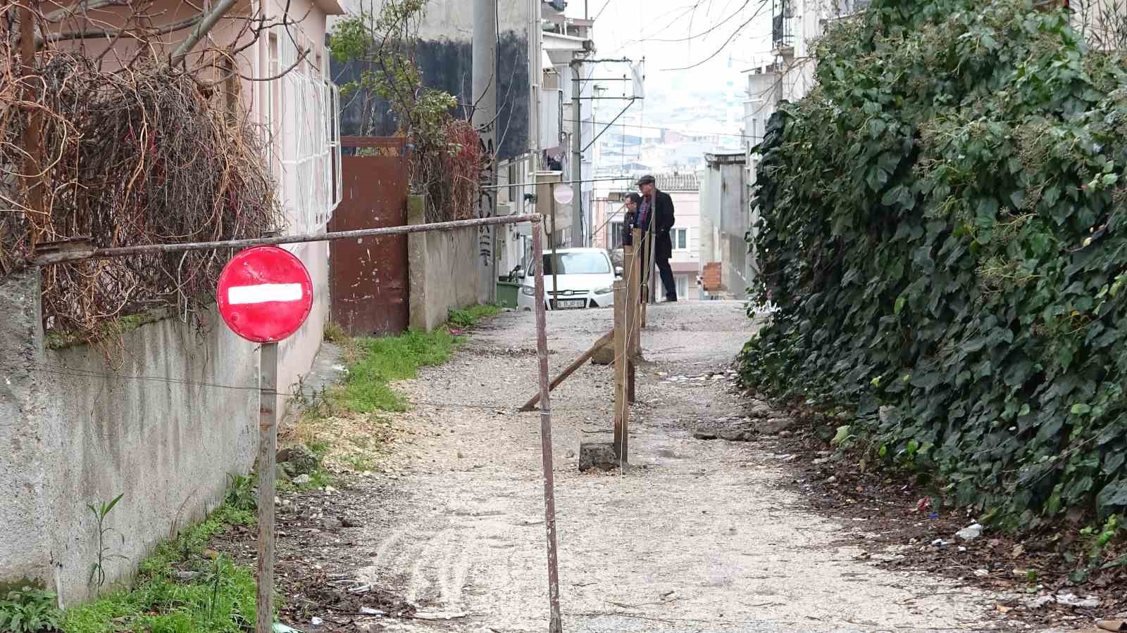 Sokağın girişi var çıkışı yok giren geri çıkıyor