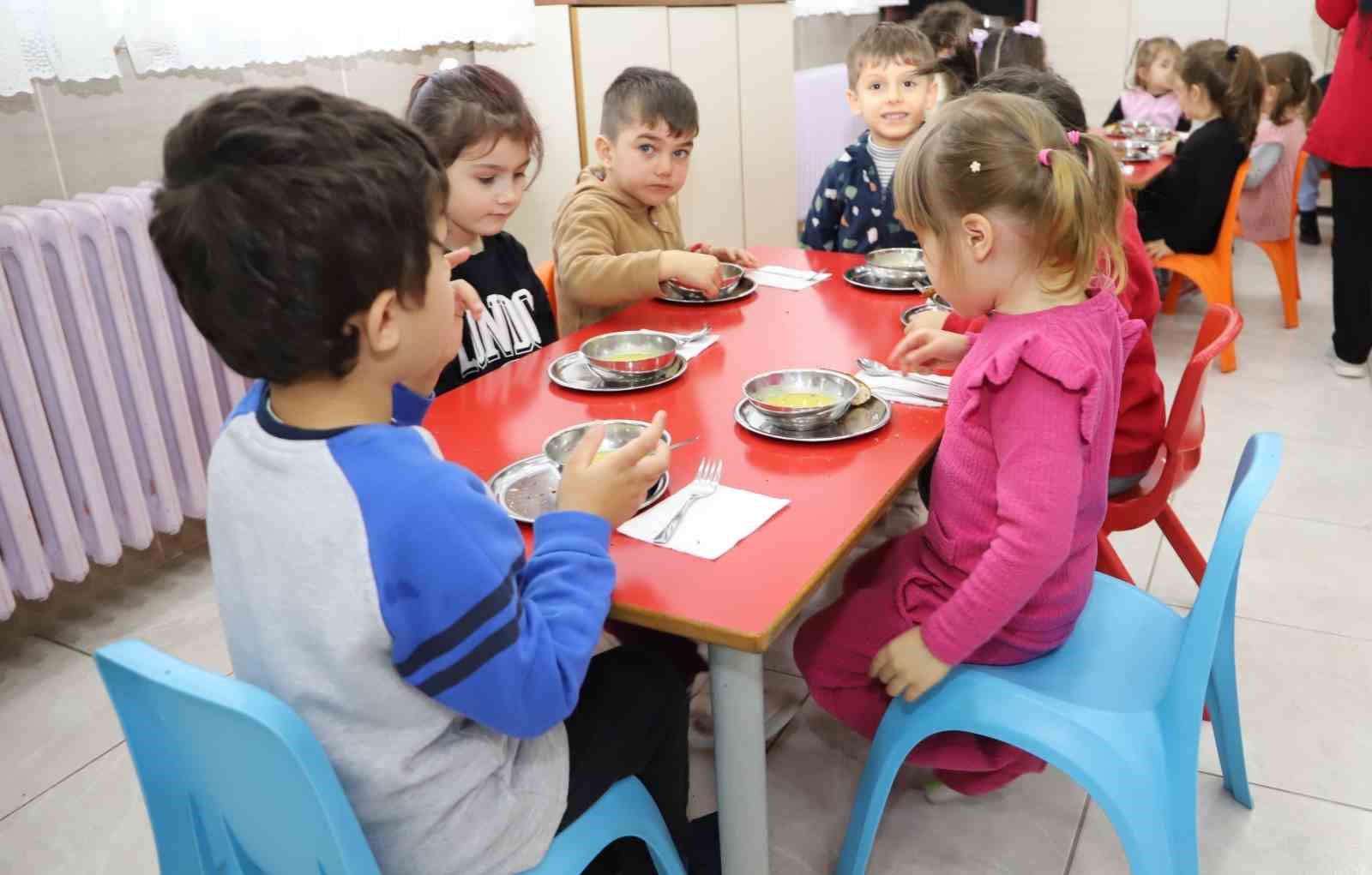 Bursa’da öğrencilere ücretsiz yemek uygulaması başladı