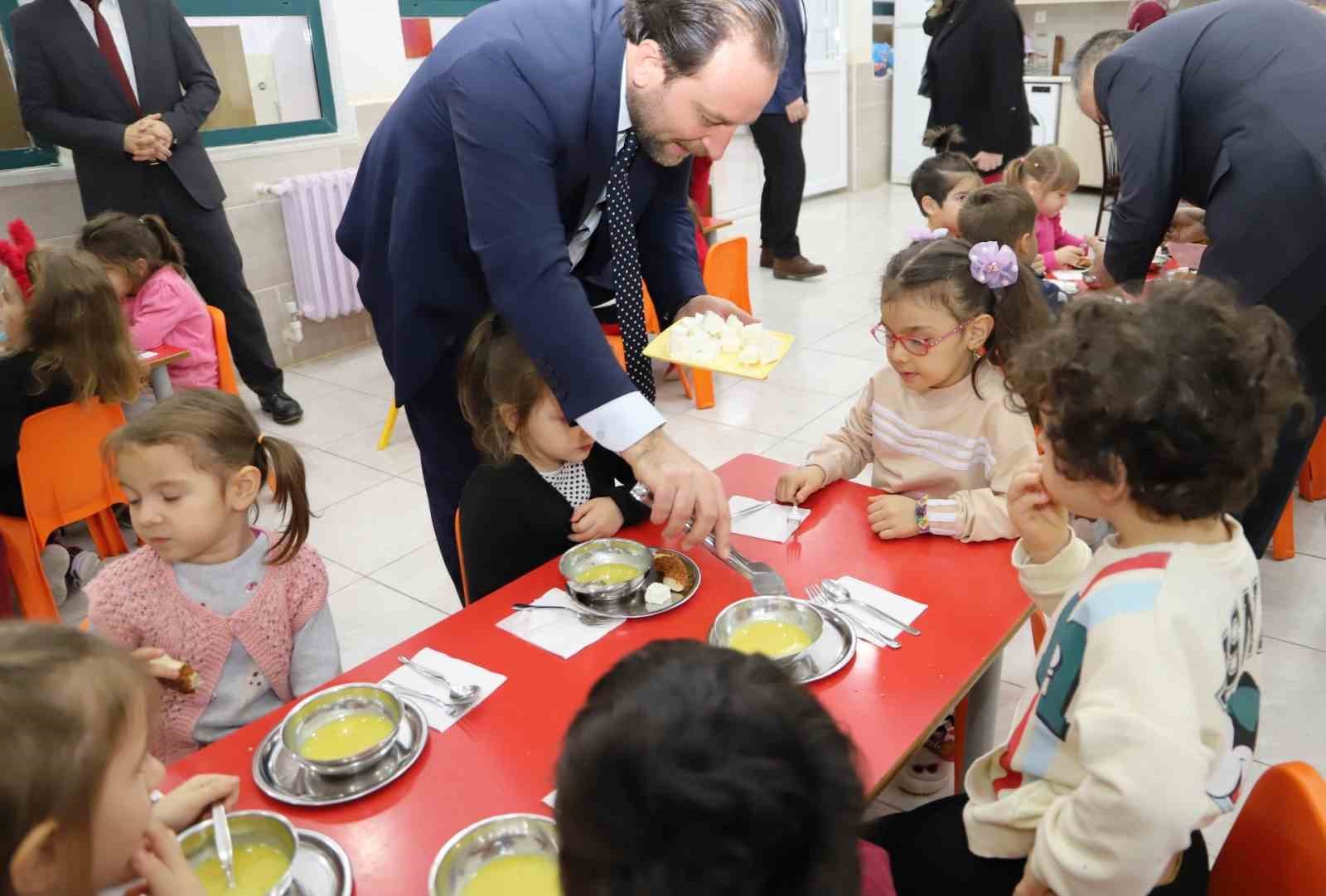 Bursa’da öğrencilere ücretsiz yemek uygulaması başladı