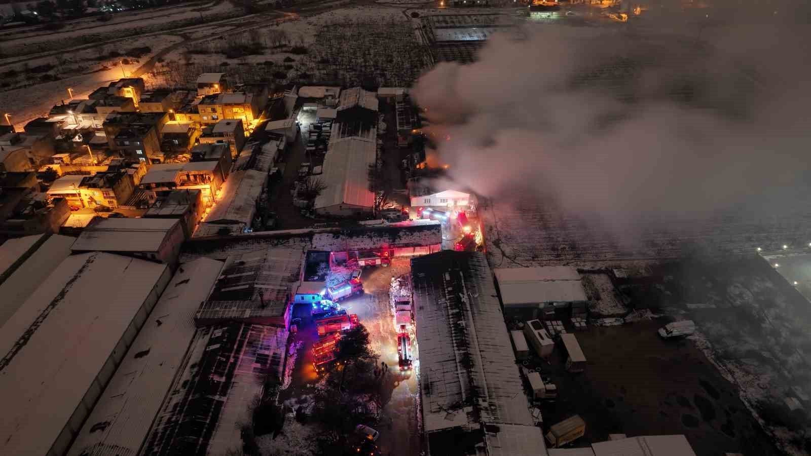 Bursa’da mobilya fabrikası alev alev yandı