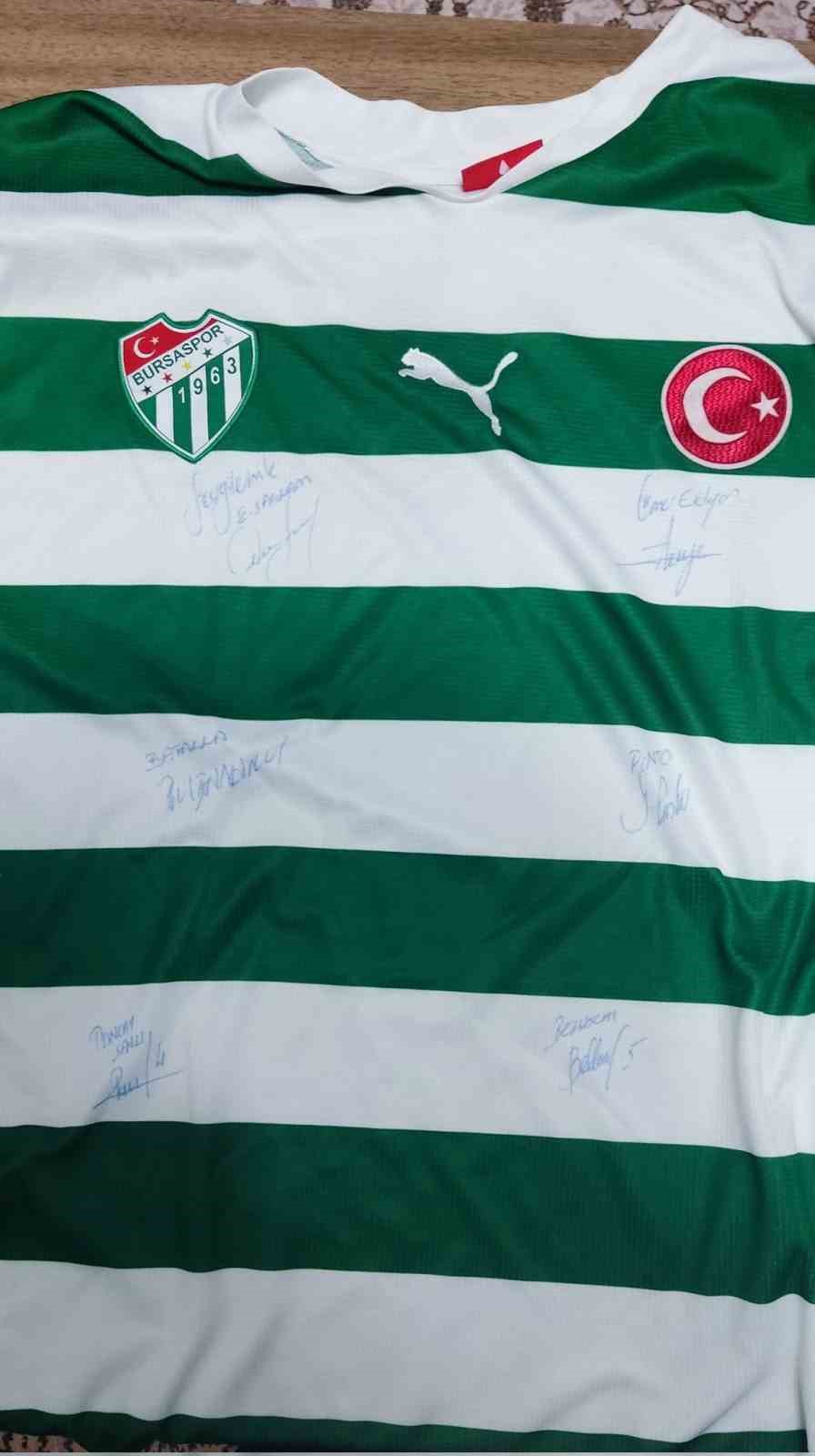 Bursaspor taraftarı depremzedeler için efsane formalarını satıyor