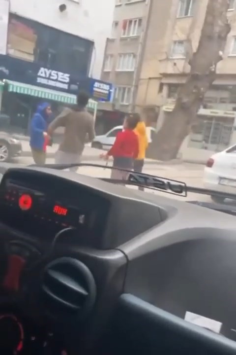 Trafikteki yol verme kavgaları kamerada