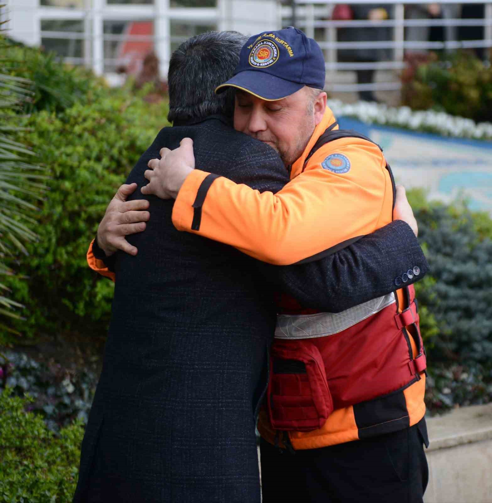 Başkan Yılmaz, depremden dönen ekibi karşıladı