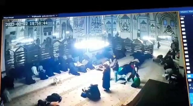 Tarihi Ulucami’de namaz kılar gibi yapıp telefonu böyle çaldı