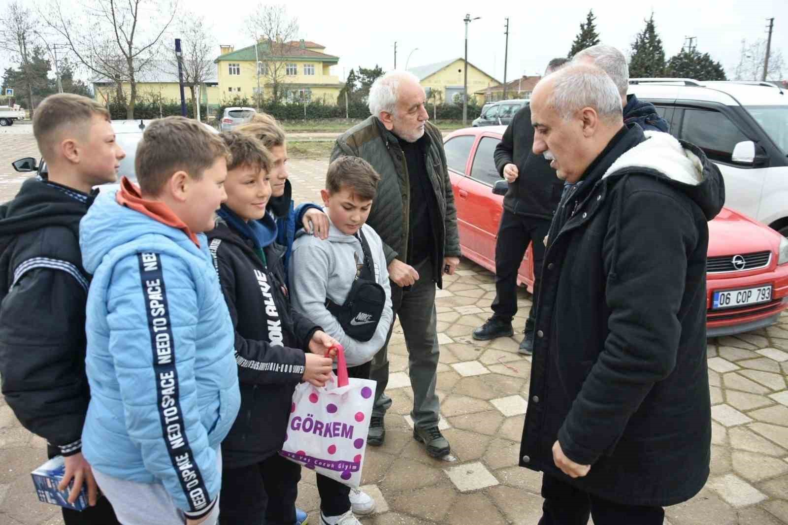 Öğrenciler kalem satarak depremzedelere bağış yaptı