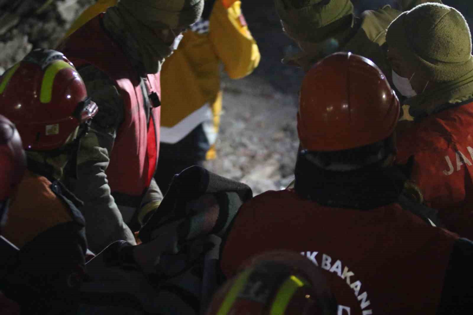 Hatay’da Sultan teyze 137 saat sonra enkaz altından çıkartıldı