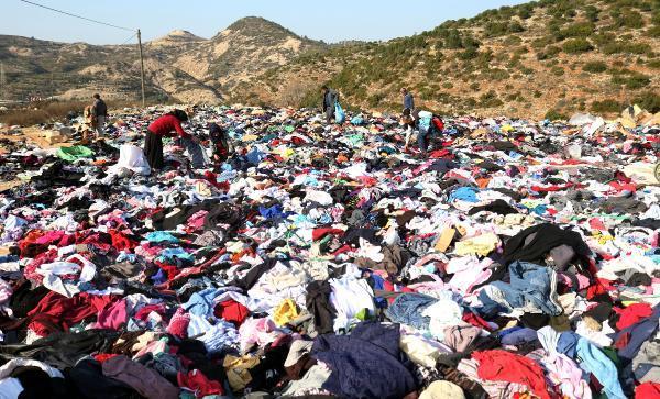 Yol kenarına binlerce kıyafet atıldı, depremzedeler uygun olanları aradı