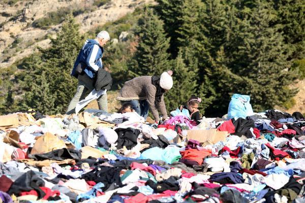 Yol kenarına binlerce kıyafet atıldı, depremzedeler uygun olanları aradı