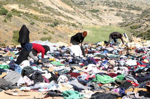 Yol kenarına binlerce kıyafet atıldı, depremzedeler uygun olanları aradı