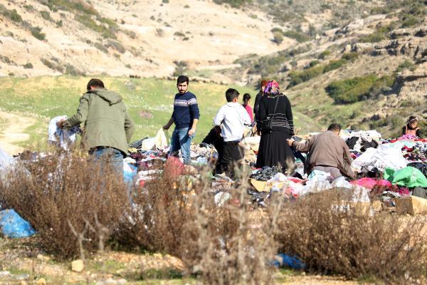 Yol kenarına binlerce kıyafet atıldı, depremzedeler uygun olanları aradı