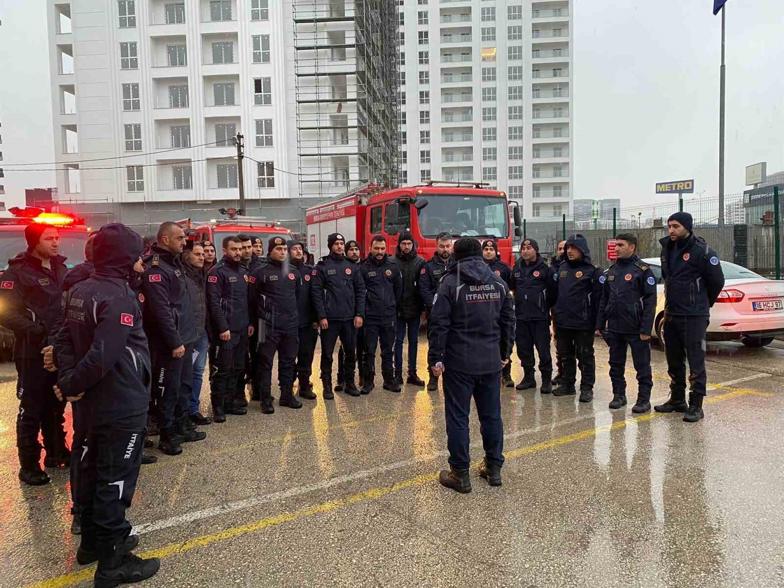 Bursa AFAD ve Büyükşehir İtfaiye Dairesi ekipleri deprem bölgesine doğru yola çıktı