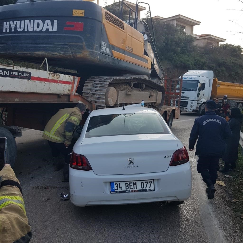 Tırın altına giren araçtan yaralı çıktılar