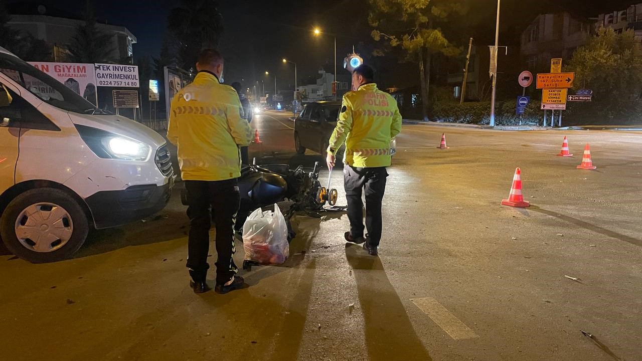 Kamyonet ile motosiklet çarpıştı: 1’i ağır 2 yaralı