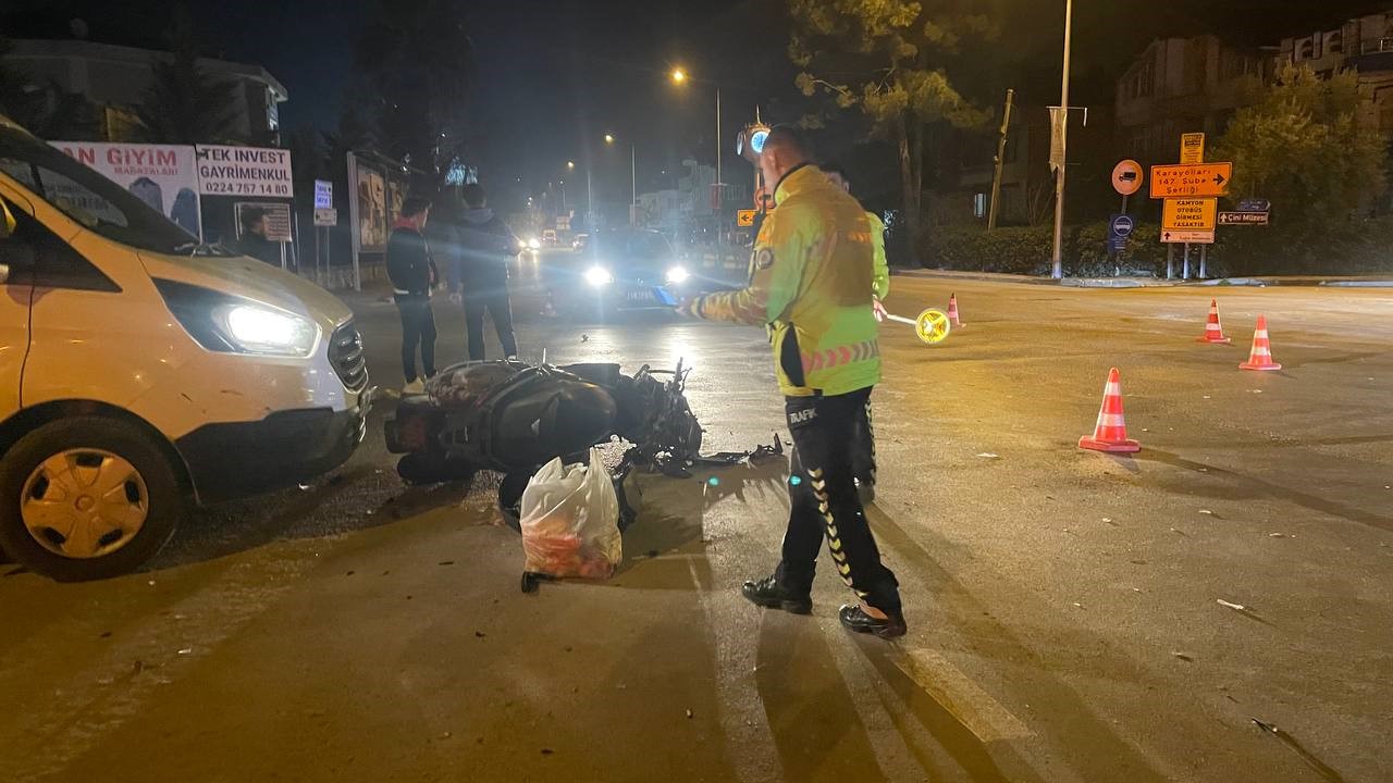 Kamyonet ile motosiklet çarpıştı: 1’i ağır 2 yaralı