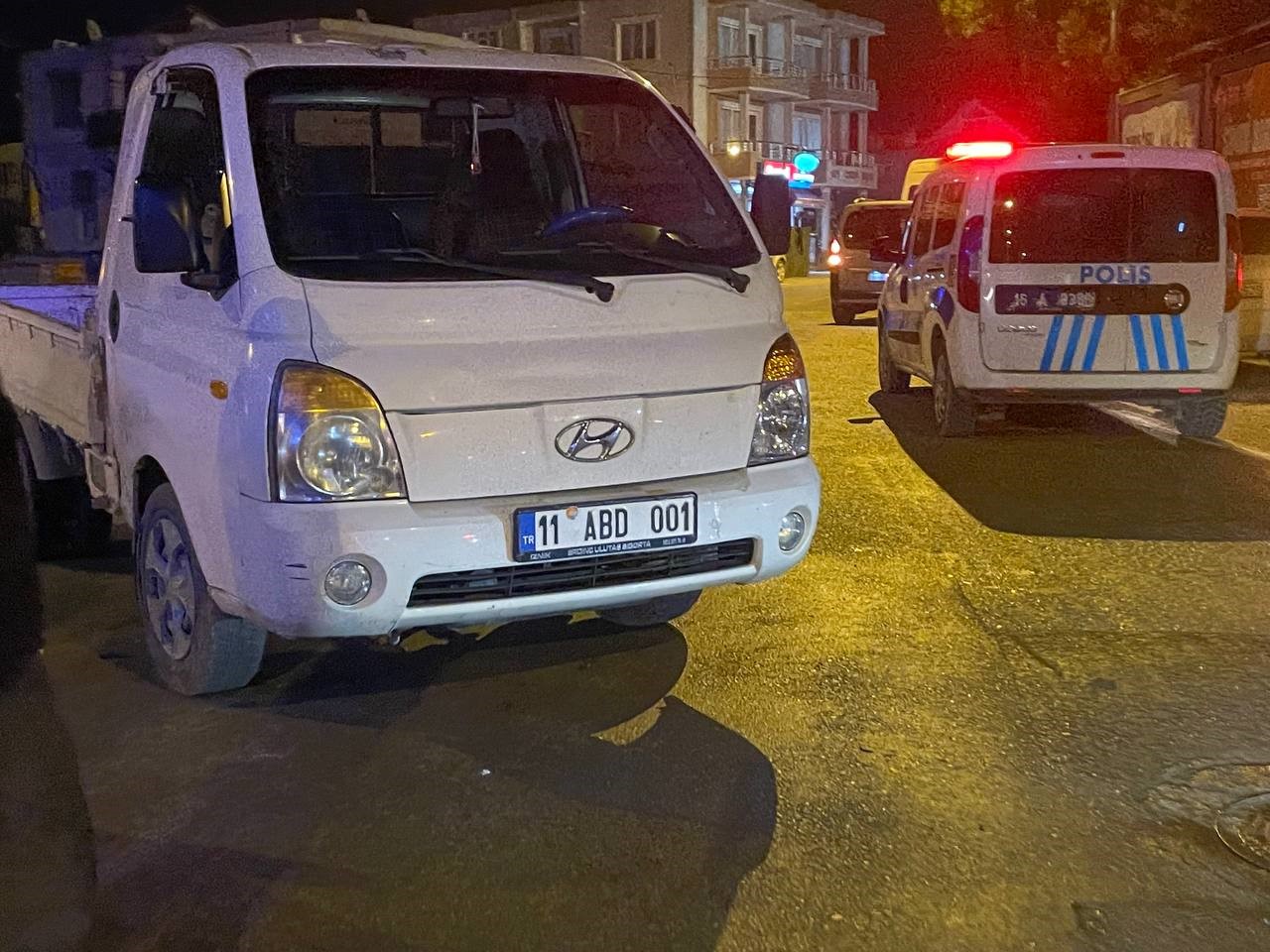 Kamyonet ile motosiklet çarpıştı: 1’i ağır 2 yaralı